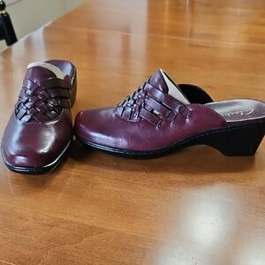 Clarks Women's Burgundy Mules Clog With Woven detail, 2 1/4 inch heel size 9